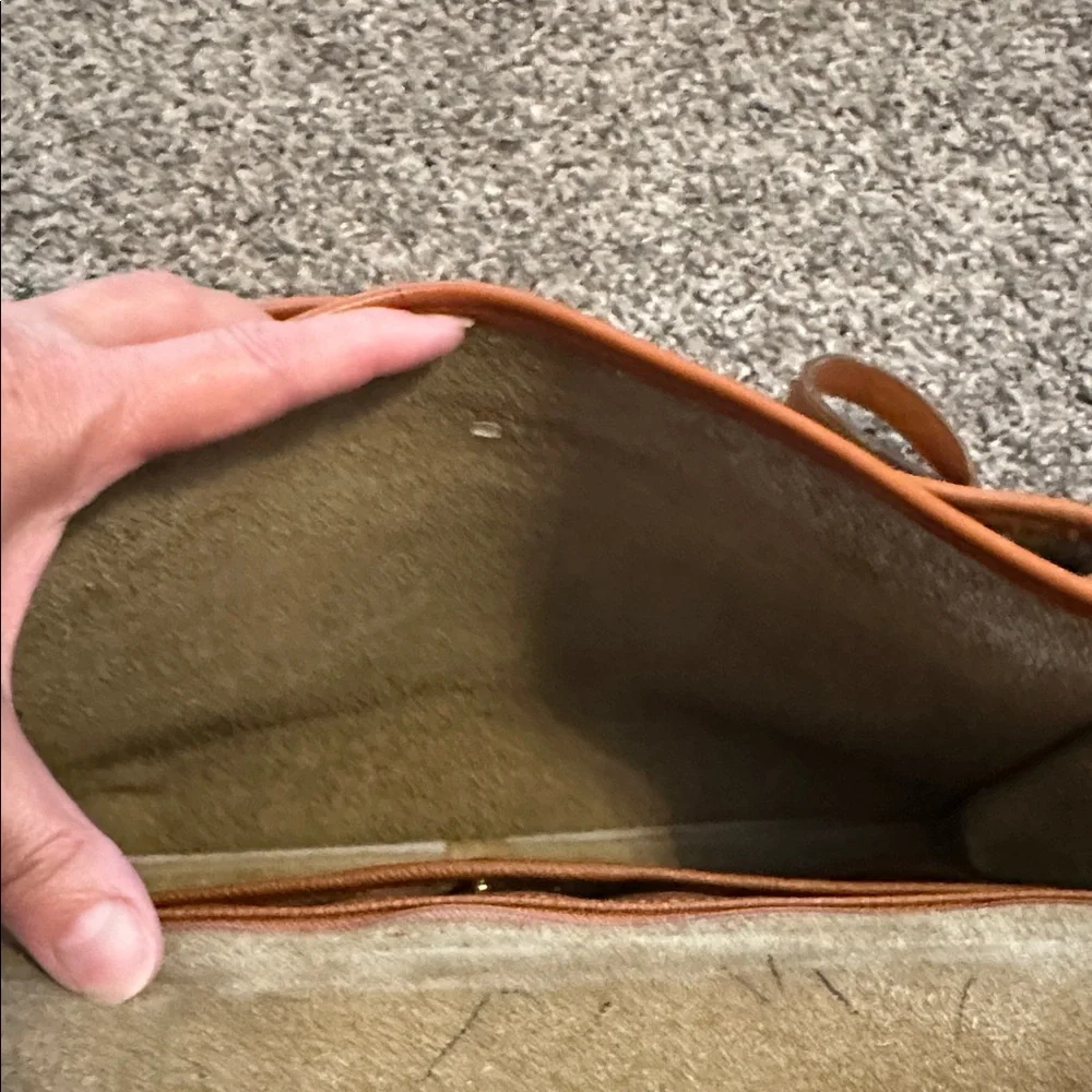 Dooney & Bourke Vintage Purse Leather. ( See wear in photos)